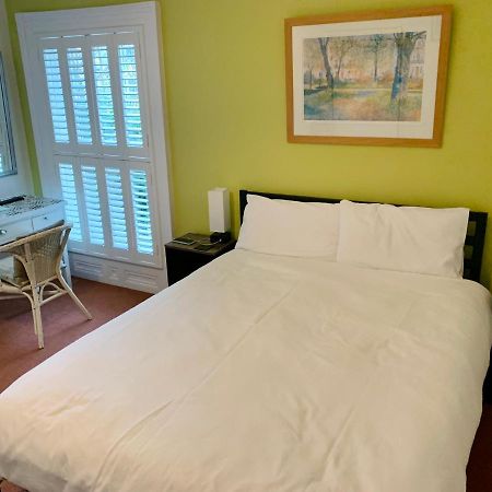 Derrin Guest House Ларн Екстериор снимка