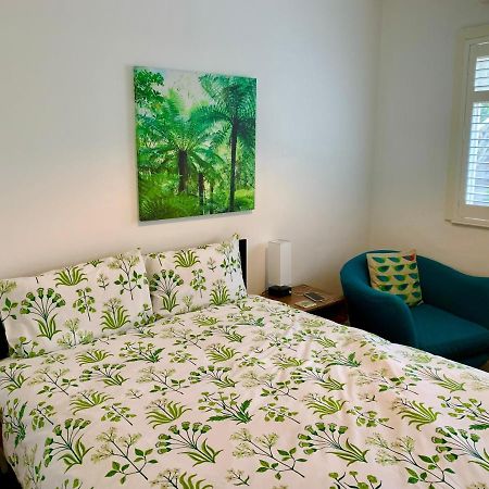 Derrin Guest House Ларн Екстериор снимка
