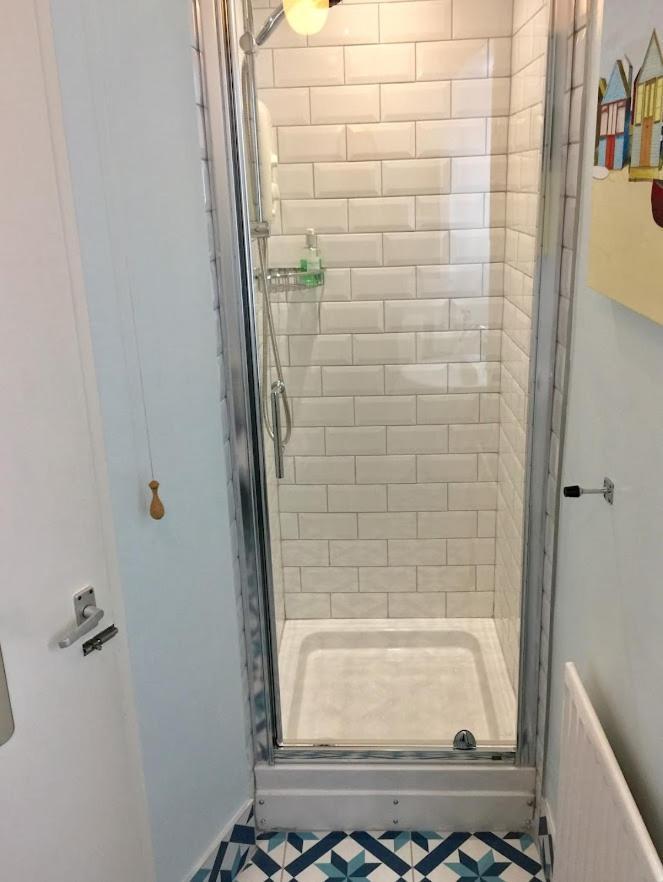 Derrin Guest House Ларн Екстериор снимка