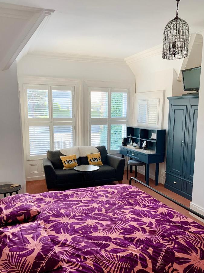 Derrin Guest House Ларн Екстериор снимка