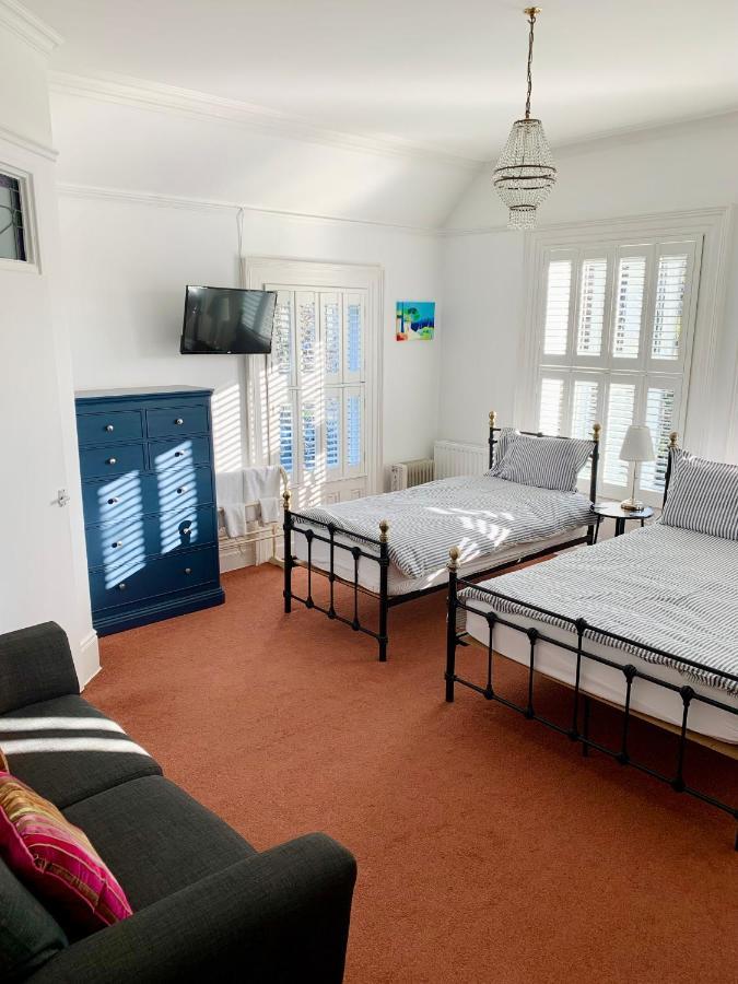 Derrin Guest House Ларн Екстериор снимка