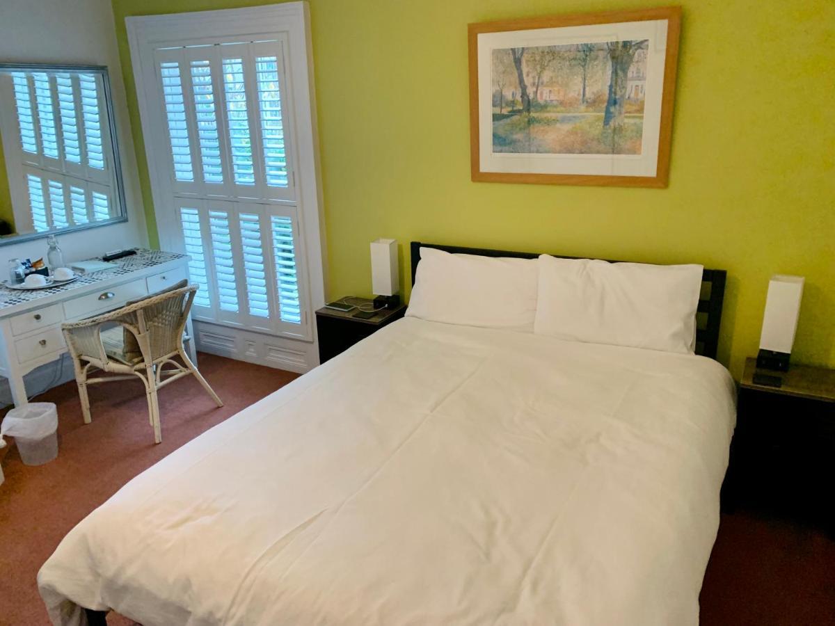 Derrin Guest House Ларн Екстериор снимка