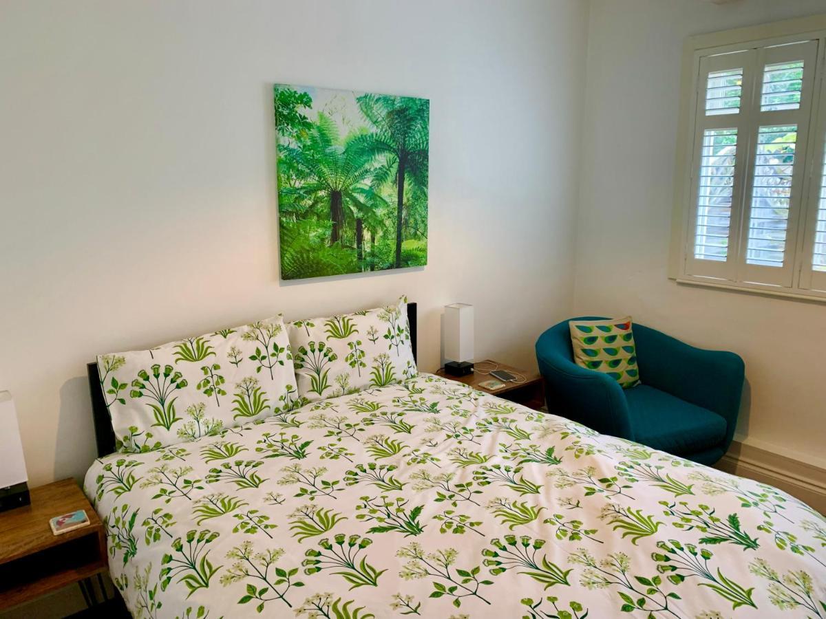 Derrin Guest House Ларн Екстериор снимка