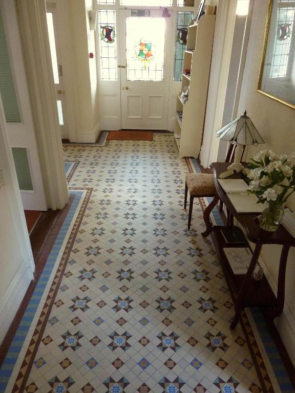 Derrin Guest House Ларн Екстериор снимка