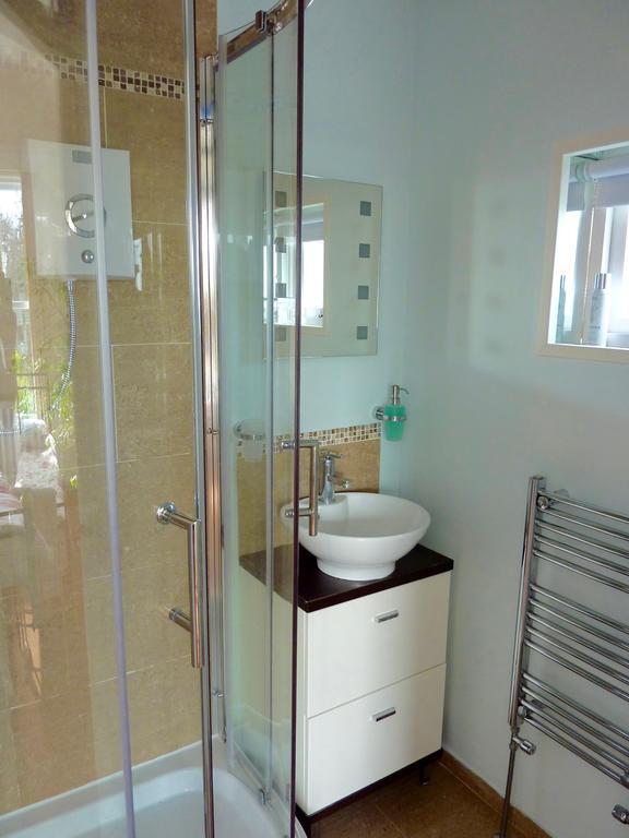 Derrin Guest House Ларн Екстериор снимка