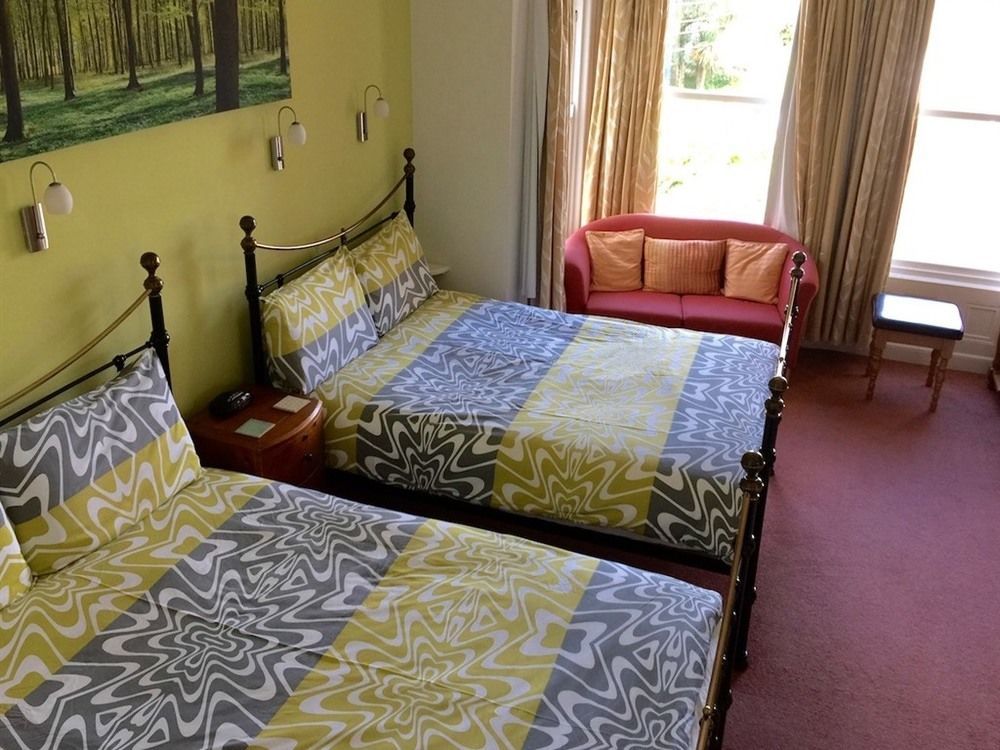 Derrin Guest House Ларн Екстериор снимка