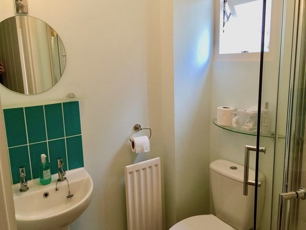 Derrin Guest House Ларн Екстериор снимка