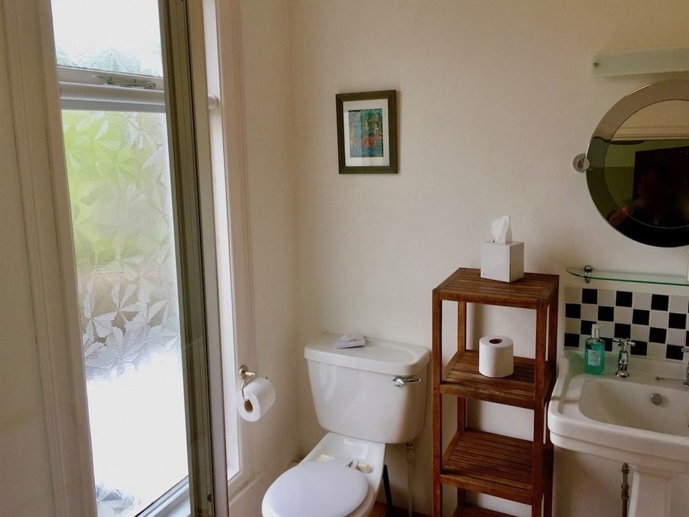 Derrin Guest House Ларн Екстериор снимка