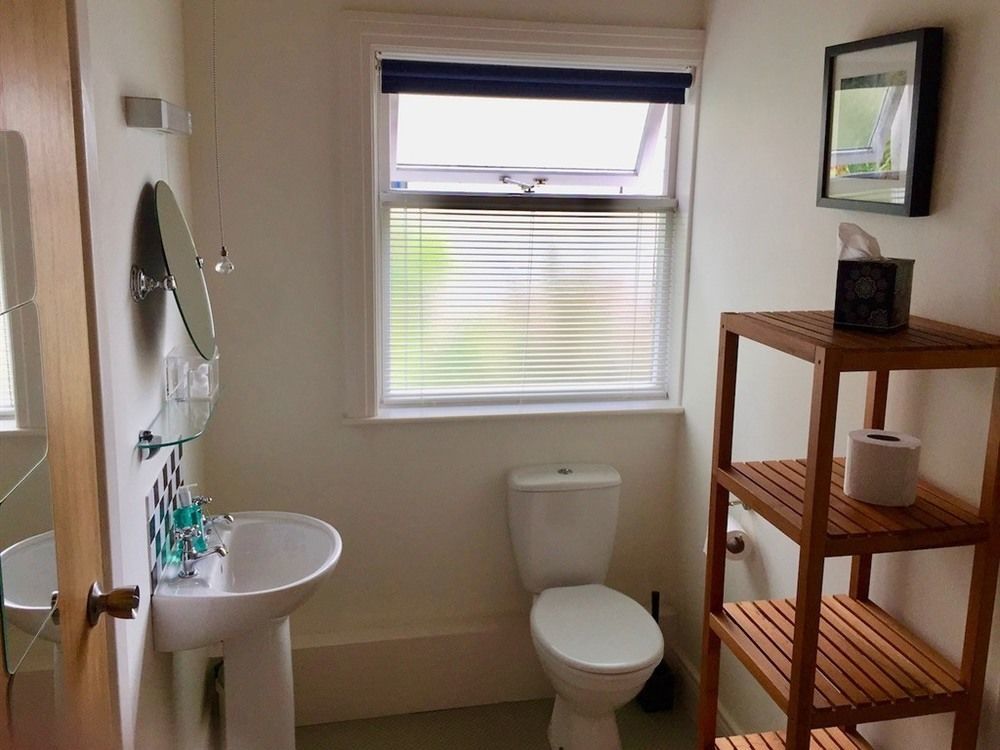 Derrin Guest House Ларн Екстериор снимка