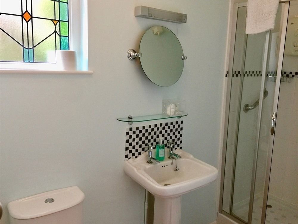 Derrin Guest House Ларн Екстериор снимка
