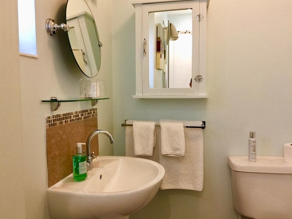 Derrin Guest House Ларн Екстериор снимка