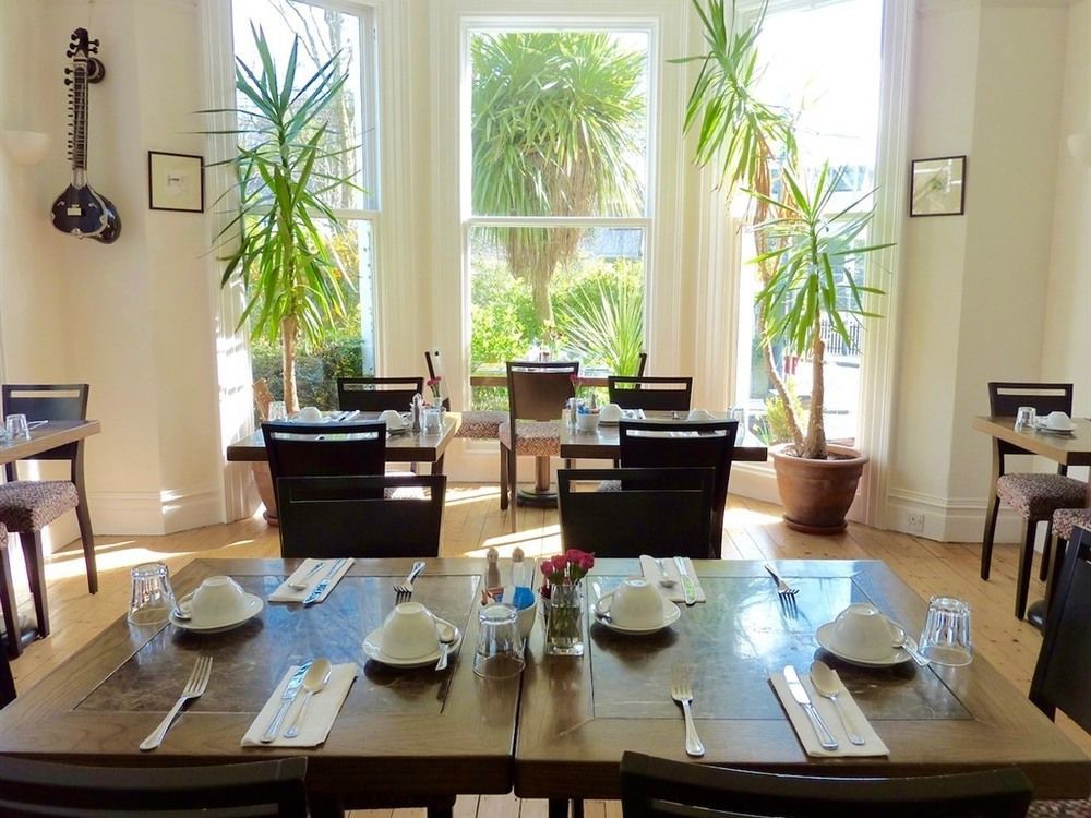 Derrin Guest House Ларн Екстериор снимка