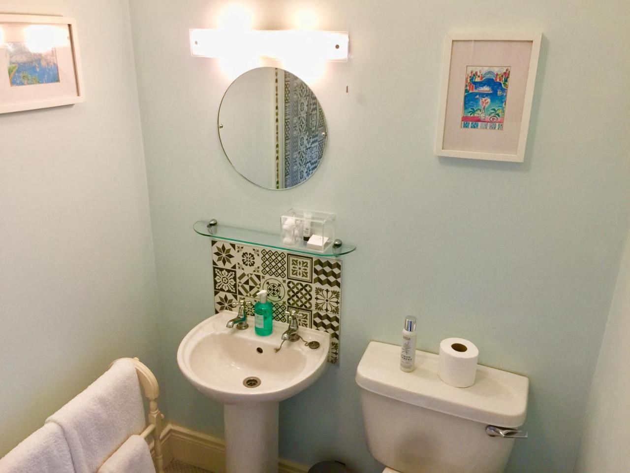 Derrin Guest House Ларн Екстериор снимка