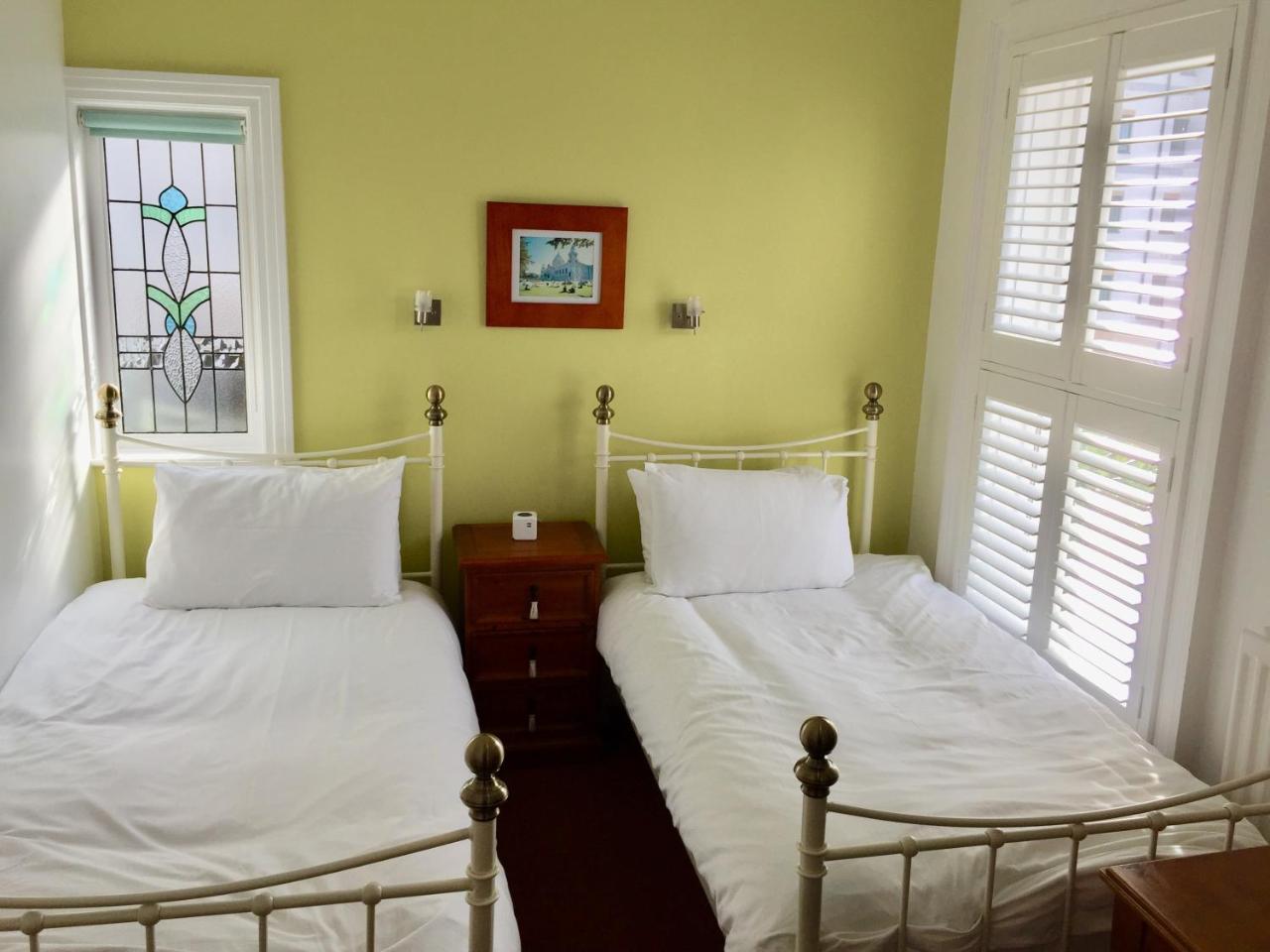 Derrin Guest House Ларн Екстериор снимка