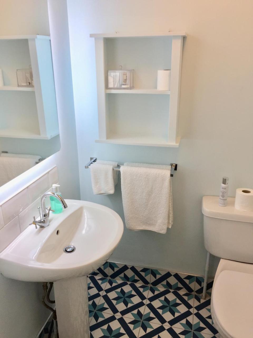 Derrin Guest House Ларн Екстериор снимка