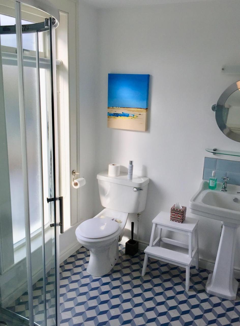 Derrin Guest House Ларн Екстериор снимка