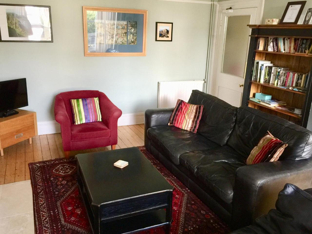 Derrin Guest House Ларн Екстериор снимка