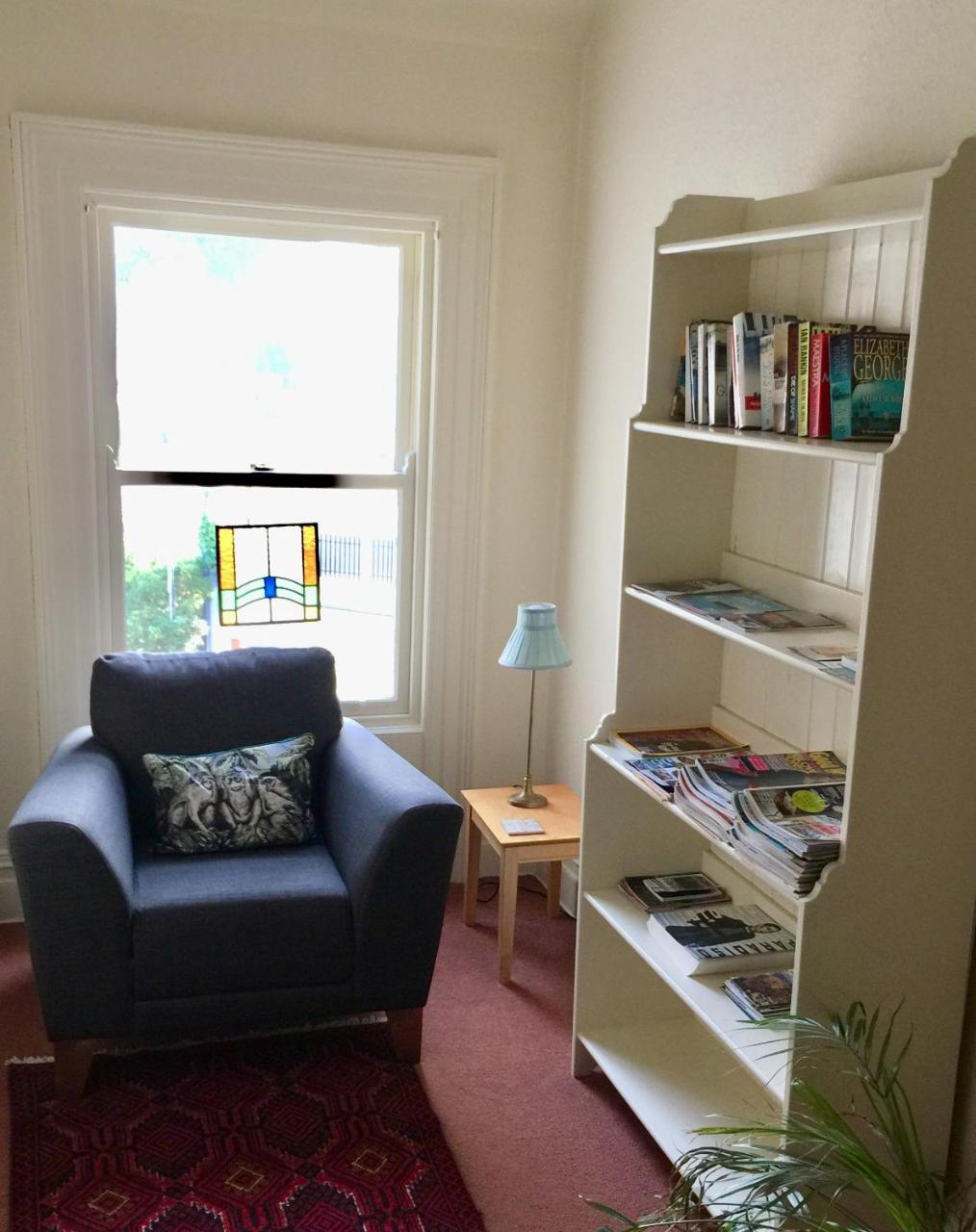 Derrin Guest House Ларн Екстериор снимка